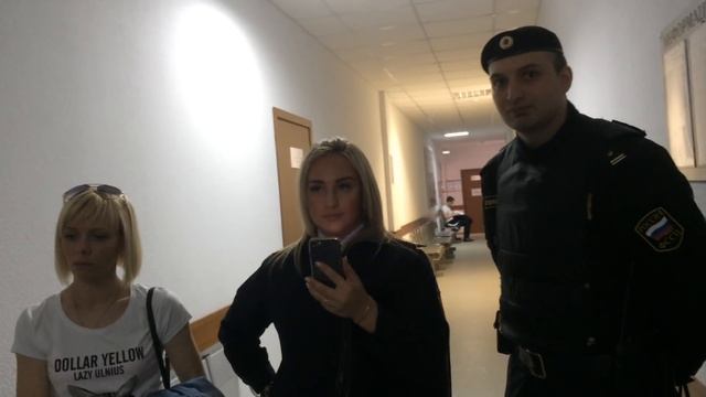 Сотрудница на глазах сотрудников Рос гвардии ЗАБИВАЕТ на Конституцию Закон и Права Граждан часть4