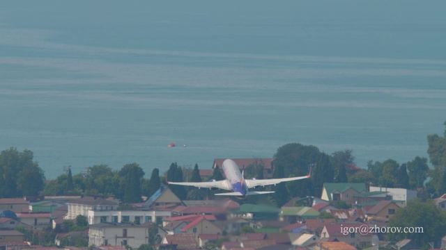 Боинг 737 авиакомпании SmartAvia взлетает из аэропорта Адлер, Сочи.