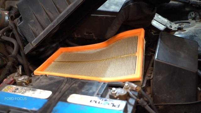 Как да сменим въздушен филтър на FORD FOCUS (DAW) [ИНСТРУКЦИЯ AUTODOC]