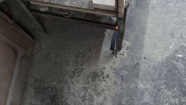 Простая сельская дверь на клиньях