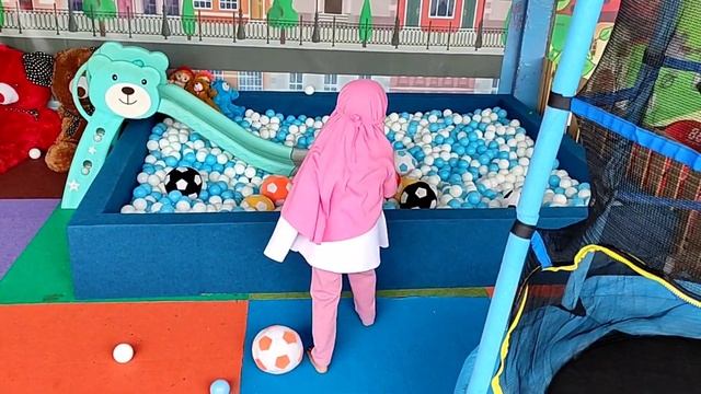 Bermain di mini playground