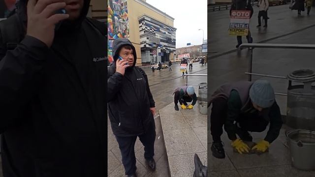 Гастарбайтер облила бомжа ведром воды. Курский вокзал.
