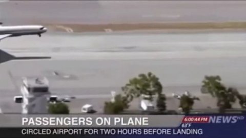 DETIK-DETIK PALING MENEGANGKAN. RODA PESAWAT MENDARAT DI ATAS BAK MOBIL