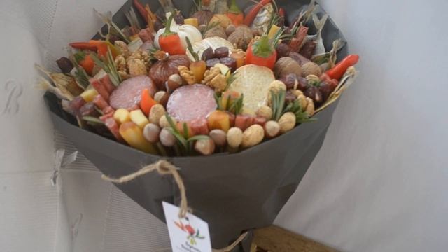 Букет-закуска из колбасок, сыра, красного перца и т.д.