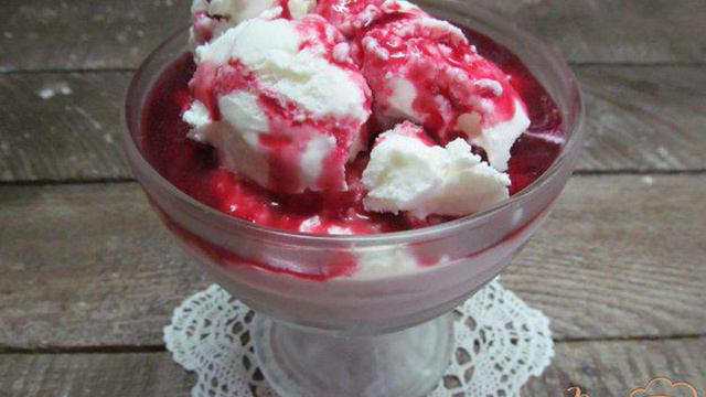 Десерт из творога мороженого и вишневого сиропа
