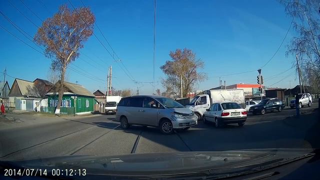 Создаём проблемы на перекрестке по п.13.2 ПДД