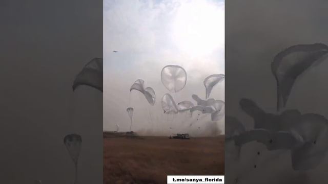 Российская армия тренируется сбрасывать бронетехнику с парашютом.mp4