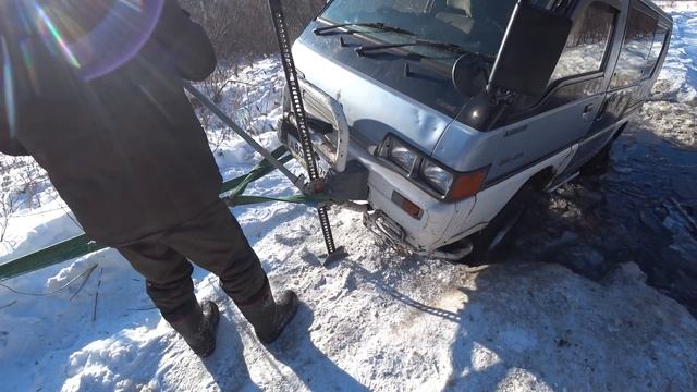 ОН 22 ГОДА ЖИВЕТ В ТАЙГЕ. И ТУТ ПРИЕХАЛИ МЫ, И ПРИВЕЗЛИ МНОГО "СВЕТА")))