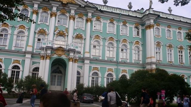 У  Зимнего дворца
