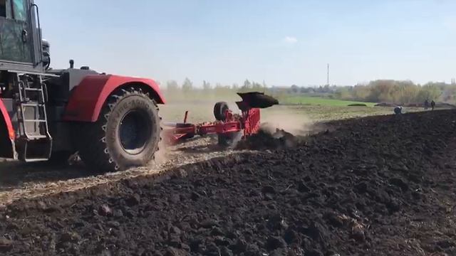 8 корпусной полунавесной оборотный плуг #UNLU с системой #ONLAND в паре с трактором #Кировец