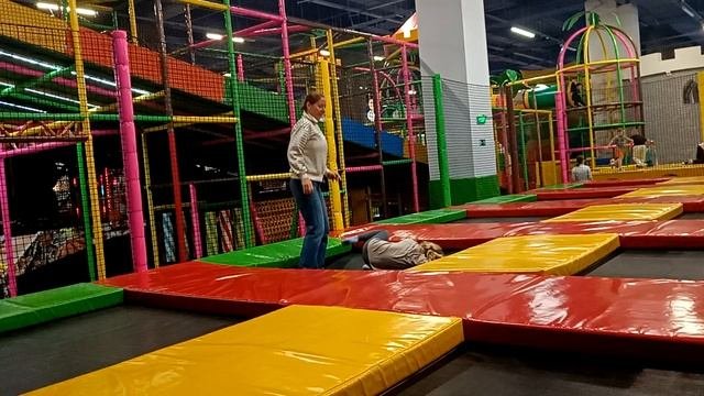 Елизавета Викторовна прыгает на батуте