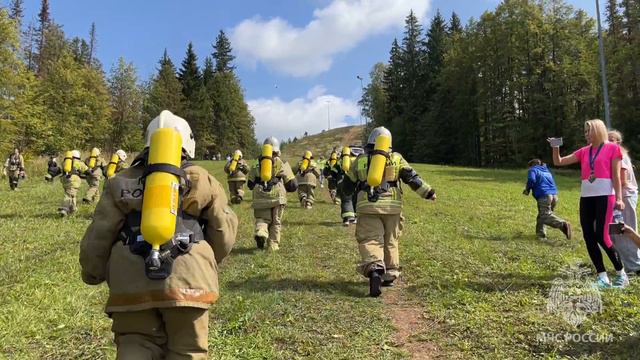 Пожарные покорили гору в полном боевом обмундировании