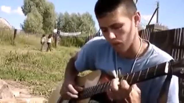 Парень очень красиво играет на гитаре и поет песню Я помню только боль