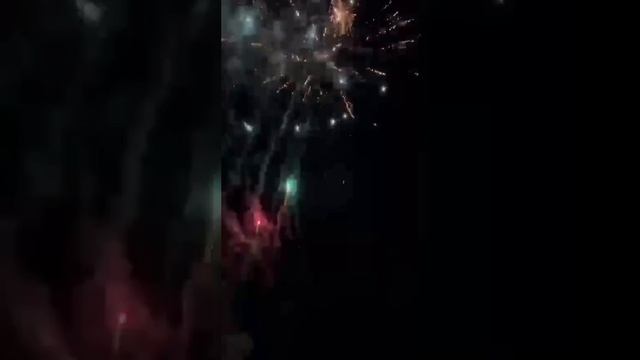салют на берегу