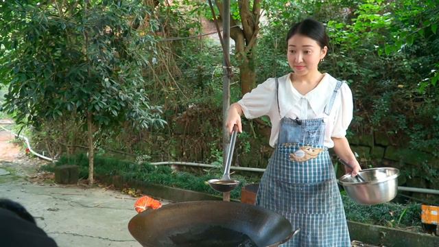小雨做香辣大魷魚吃，麻辣鮮香全是肉，一隻一隻的吃起才過癮【市民朱小雨】