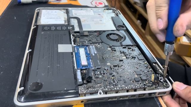 THAY THẾ BẢN LỀ MACBOOK PRO 2010