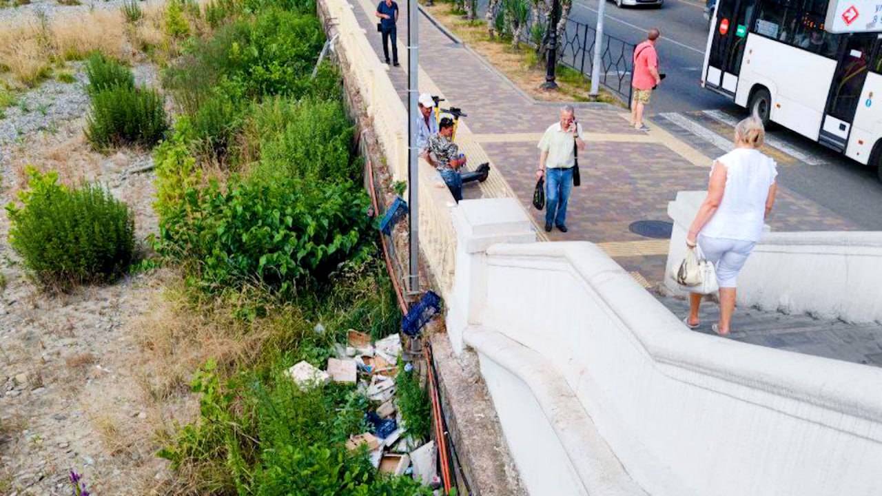 Жители Сочи пожаловались на загрязняющих реку продавцов