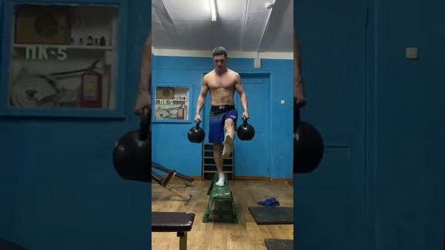 Приседания на одной ноге 32кг.