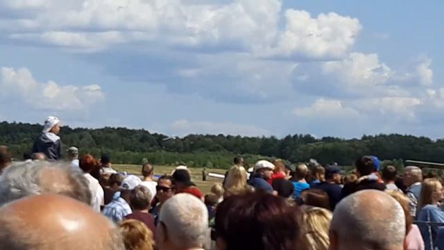 Три девицы танцуют перед селфи или под селфи. Там за околицей друг сердечный ждет.