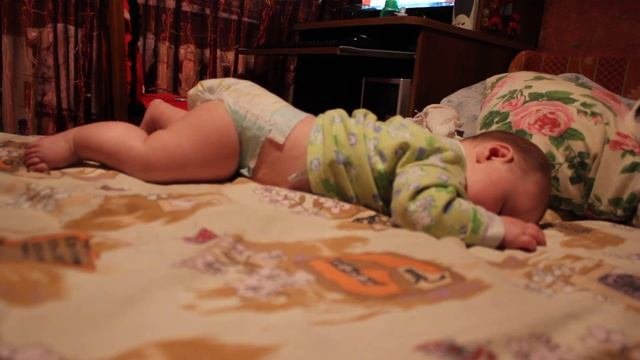 Спать пора уснул бычёк. Детское видео. Детям. Смешной ребёнок. Малыш. Соня.