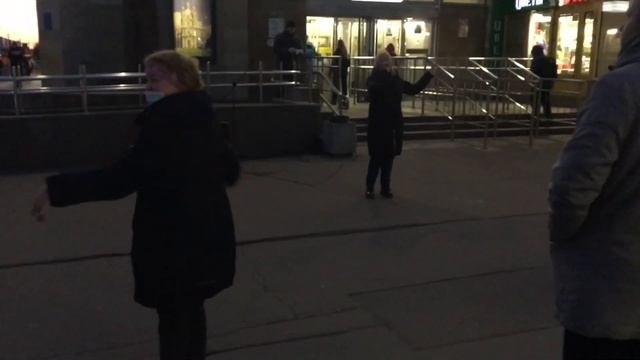 Фрагменты уличного служения в районе метро 