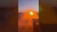 израильский танк обстреливает палатки вынужденных переселенцев в Рафахе