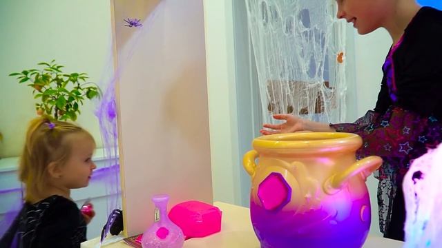 Марго и Марья играют в Волшебный котел Magic Mixies