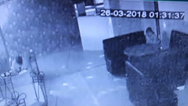 Девушка сходила в туалет прямо в клубе и отметила это танцем