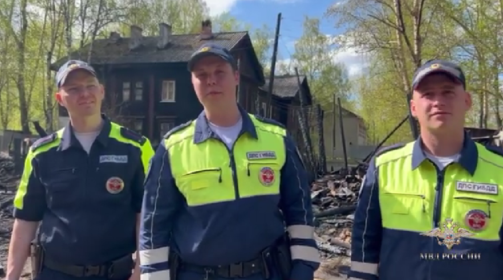 В Пермском крае сотрудники полиции помогли жителям горящего дома эвакуироваться