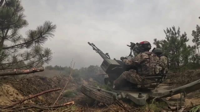 🪂🏹 Расчеты зенитных установок ЗУ-23-2 бойцов ВДВ уничтожили в небе над Херсонской областью ударный