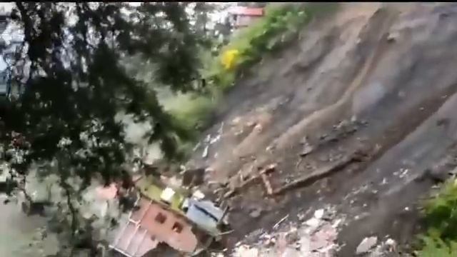Оползни обрушивают дома и уничтожать инфраструктуру в Индии.