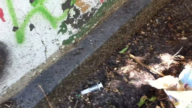 Шприцы сплошным ковром возле управления мэрии Херсона