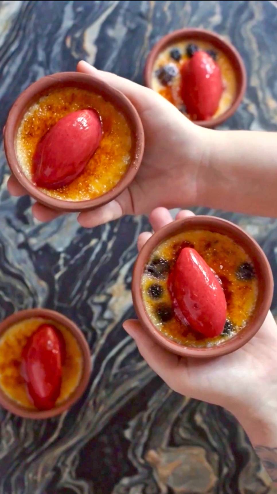 Крем-брюле с маскарпоне и ягодами в вине.