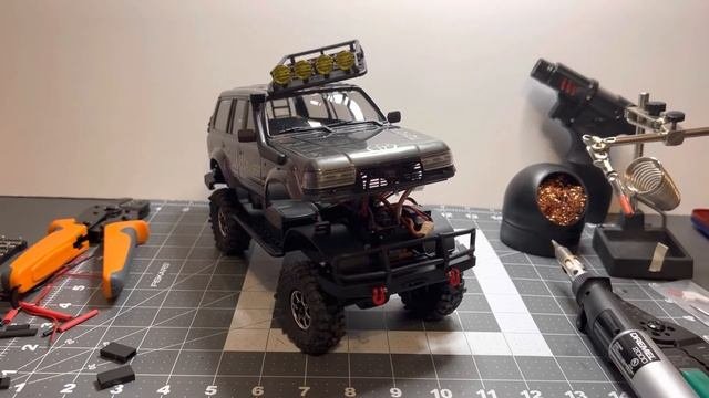 FMS RocHobby Land Cruiser: Installing Roof Lights