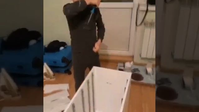 Маленький мужчина собирает кухню для мамы.