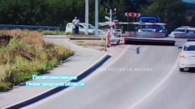 Страшное видео из Нижегородской области: мотоциклист поехал на красный свет по железной дороге.