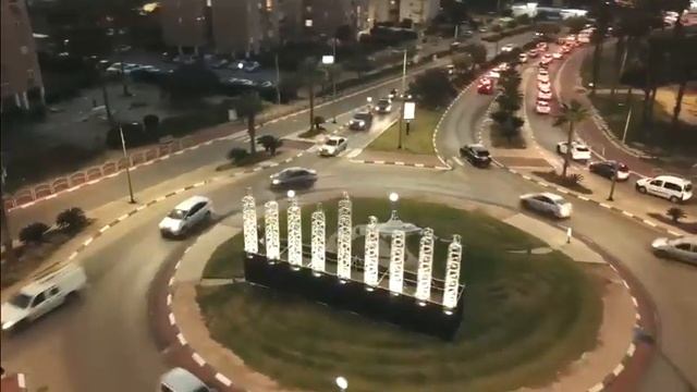 Праздничные огромные ханукии-девятисвечники в Ашкелоне