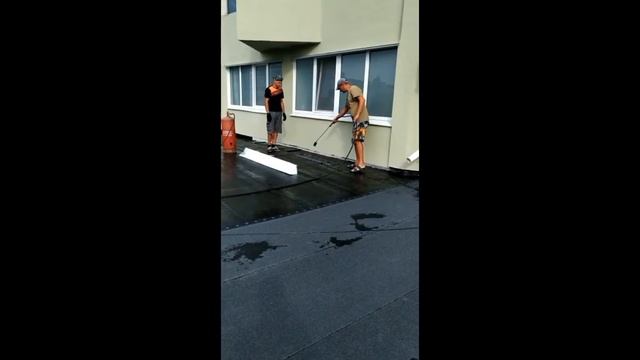 Укладка Рубероида на крыше здание