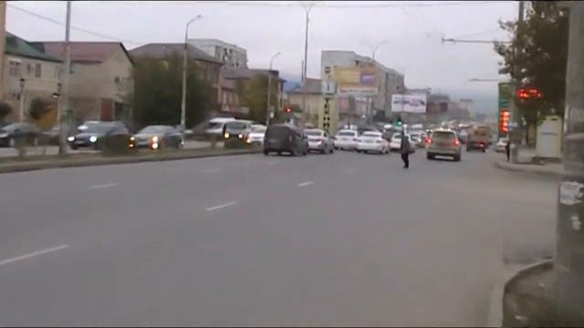 Светофор перед Финансовый  колледж и  мечетью им. имама Шамиля на Акушинского