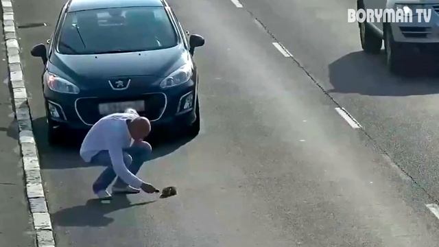 ОН УВИДЕЛ БЫСТРО ПЛАВАЮЩУЮ БУТЫЛКУ В ВОДЕ! КОГДА ОН ЕЕ ДОСТАЛ, ВОЛОСЫ ВСТАЛИ ДЫБОМ!