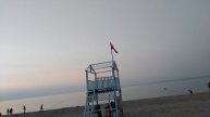 Идём по пляжу Азовского моря в станице Голубицкая возле спасательного поста