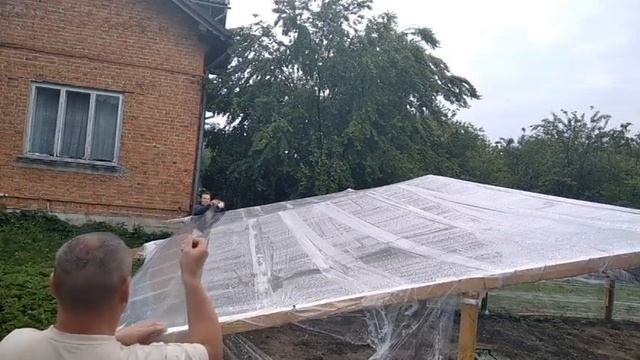 Парник власноруч, дешево і сердито. Greenhouse for tomatoes with their own hands, cheap and angry.