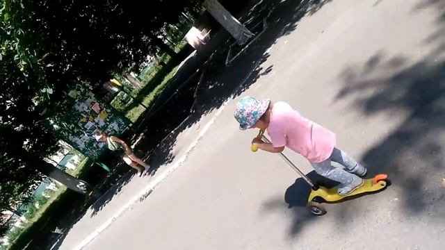 Mini Micro супер самокат, едет ребенок 1.5 года