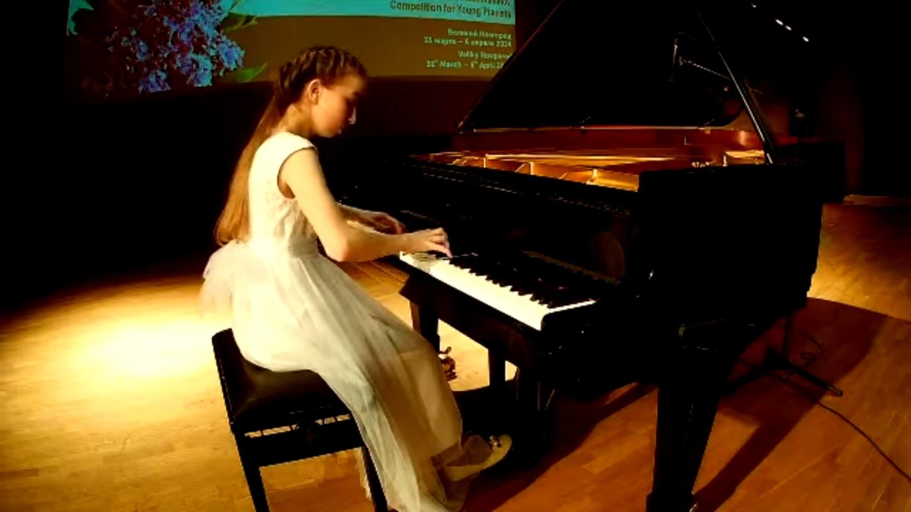 Юные пианисты из разных стран выступают на конкурсе имени Сергея Рахманинова в Великом Новгороде