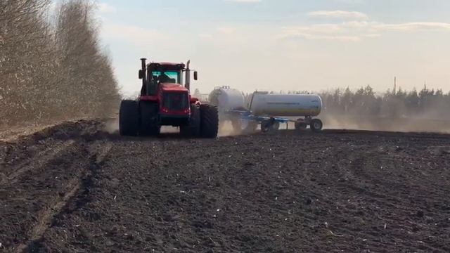 Трактор Кировец внесение безводного аммиака.