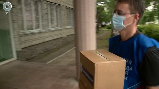 Волонтёры передали в больницу 11 партию халатов и чехлы для мобильных телефонов