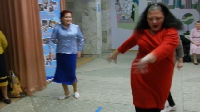 Классно  станцевала под песню: "девушки как звезды"