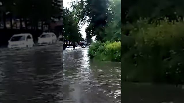 Водой из люка затопило проезжую часть в Омске