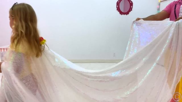 Настя и папа делают сами платья для вечеринки