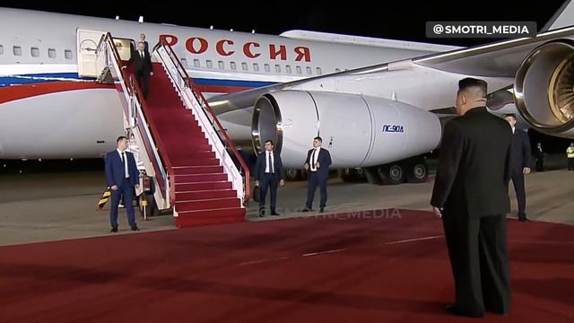 Ким Чен Ын лично встретил Владимира Путина у трапа самолета